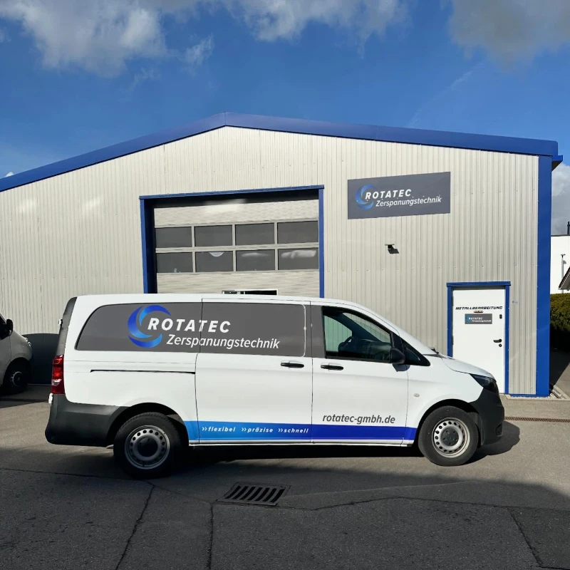 Rotatec-Zerspanungstechnik-GmbH-Zerspanung-und-industrielle-Sonderloesungen-Laserbeschriftungen-und-Oberflaechenbehandlung-Halle-mit-sprinter-davor
